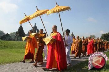 Umat Buddha melakukan Tribhuana Manggala Bhakti