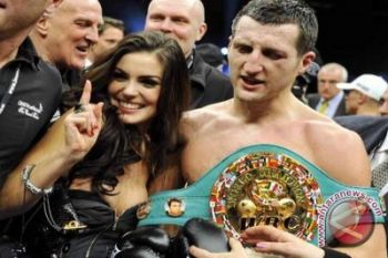 Froch Pertahankan Gelar IBF