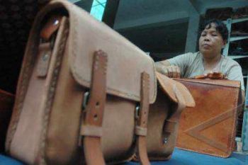 Kemenperin Latih Pengrajin Kulit Padangpanjang