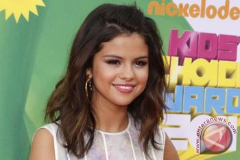 Selena Gomez "kabur" dengan penggemarnya