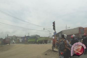 Jalinsum Berdebu Tebal,  Tuntaskan Perbaikan Perempatan Sukarame