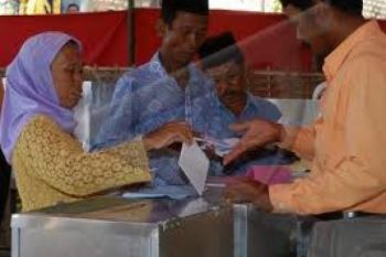 Belasan TPS Terendam Rob, Warga Tetap Antusias 