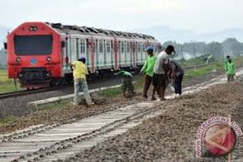 Dua Anak Tewas Tertabrak KA Saat Kejar Layang-Layang