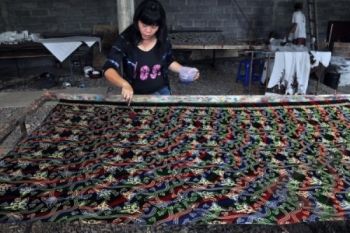 MEWARNAI KAIN BATIK