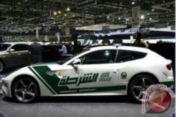Para Polisi yang Bertugas dengan Ferarri