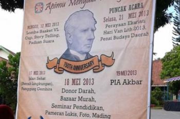 SMA Van Lith-Pemda Bersihkan Pasar