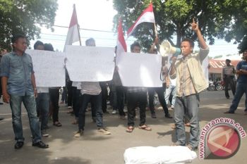 Mahasiswa Mataram unjuk rasa tuntut profesionalisme hakim