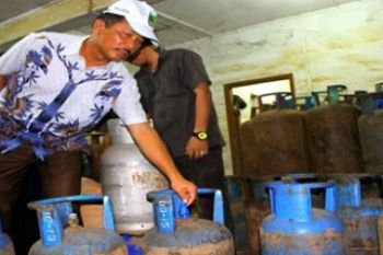 Gerebek Elpiji/Foto Joko Sulistyo