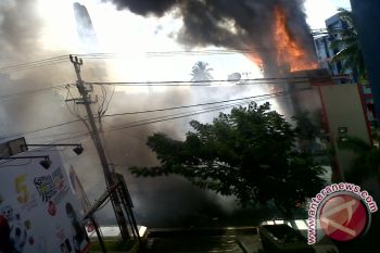 Papan reklame terbakar kagetkan pengunjung IT  center 