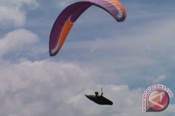 Atlet Paralayang Kunjungi Pantai Tanjung Karang