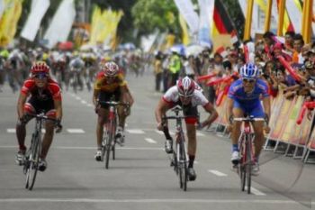 Warga Tetap Antusias Meski Dilintasi Sesaat