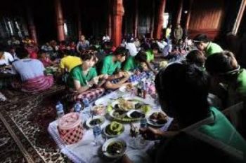 Peserta IYCCC Makan Bajamba Di Tanah Datar