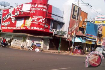 Sebagian besar pertokoan tutup pasca pembakaran toko
