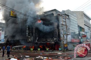 Sekelompok warga bakar pertokoan jalan masjid Palembang 