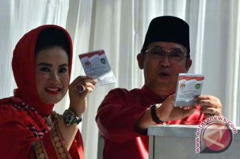 Eddy Santana berikan hak suara di TPS 01