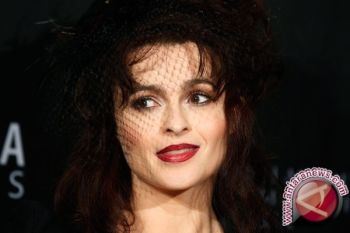  Helena Bonham perankan Elizabeth Taylor