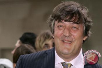  Aktor Stephen Fry pernah berniat bunuh diri