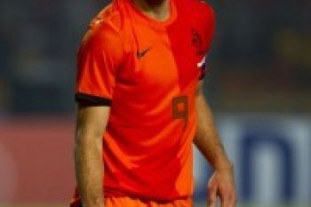 Maitimo Bangga dengan Van Persie