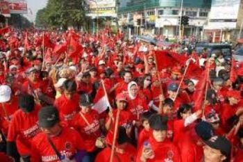 Simpatisan PDIP Ikut Pemakaman Taufiq Kiemas