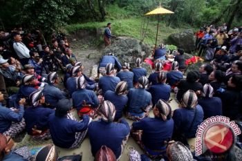 Ratusan warga dan wisatawan ikuti "Labuhan Merapi" 