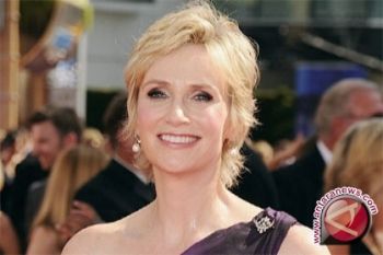  Jane Lynch memutuskan berpisah dari istrinya Lara