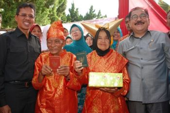 Gubernur Sumbar Saksi Nikah Pasangan Lansia