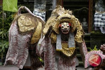 Hujan Tak Surutkan Pawai Budaya PKB