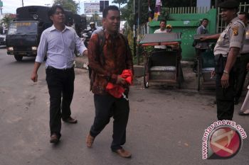 Mahasiswa tolak kenaikan BBM dengan bakar ban