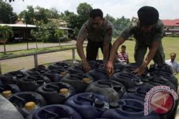 Ini para tersangka dugaan penyelundupan premium di Pariaman