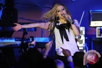 Avril Lavigne Menikah Secara Spektakuler?