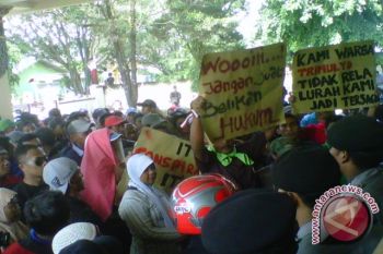 Warga datangi Kejari pertanyakan penetapan tersangka Kades 