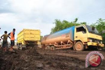 Truk Sawit Turut Andil Percepat Kerusakan Jalan 