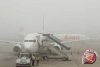 Dua pesawat gagal mendarat akibat kabut asap 