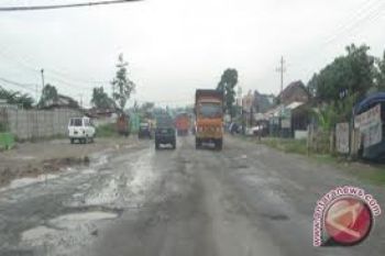 Perempatan Jalinsum Sukarame Makin Semrawut dan Berdebu