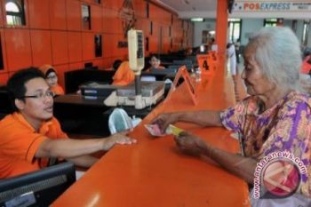 Seorang Nenek Menangis Terima Uang BLSM