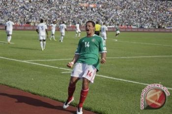 Chicharito Borong Dua Gol Meksiko