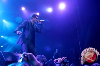 Penyanyi Robin Thicke Raih Nomor Satu Di Inggris