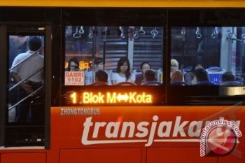 Transjakarta Tabrakan Dengan Kopaja