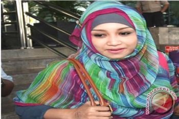  Istri Fathanah, Sefti, Mengaku Tak Kenal Elizabeth