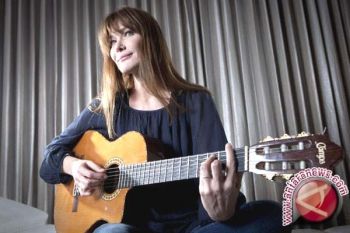 Carla Bruni Akan Promosikan Album Di Prancis
