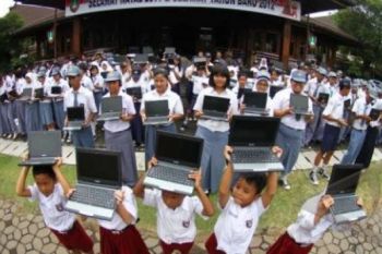 115 Siswa Berprestasi Peroleh Hadiah Laptop