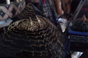Pedagang Cendera Mata Borobudur Raup Untung