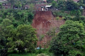 Seorang Anak Meninggal Akibat Longsor di Semarang 