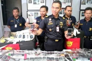 Ratusan Blackberry Selundupan Disita Bea Cukai