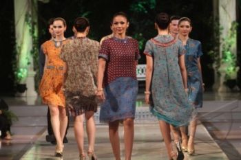 Wanita Berbagai Bangsa Kagumi Budaya Indonesia