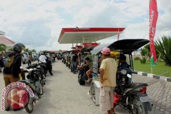 Antrian kendaraan panjang terjadi di SPBU Mamuju 