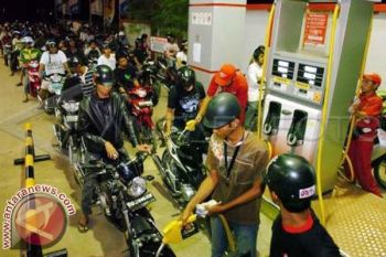 SPBU Batas Kota Makassar Dipadati Pengendara Motor 