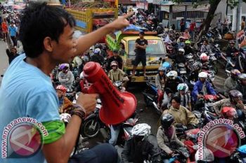 Tolak BBM Mahasiswa Blokade Jalan Lima Jam 