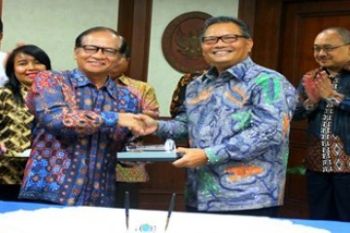Bertukar Cinderamata/Foto Joko Sulistyo