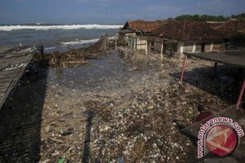 Disapu Gelombang Pasang